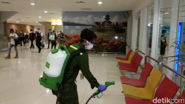 Cegah Wabah Corona, Bandara Ngurah Rai Disemprot Disinfektan