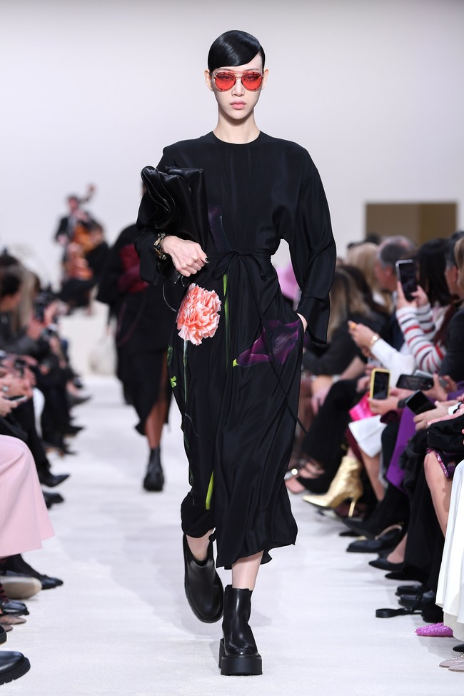 Valentino menyuguhkan koleksi busana yang didominasi warna hitam di Paris Fashion Week 2020, Paris, Prancis, Minggu [01/03/2020]. Photo by Pascal Le Segretain/Getty Images.