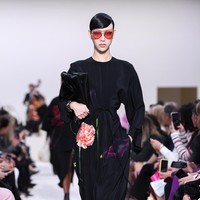 Valentino menyuguhkan koleksi busana yang didominasi warna hitam di Paris Fashion Week 2020, Paris, Prancis, Minggu [01/03/2020]. Photo by Pascal Le Segretain/Getty Images.
