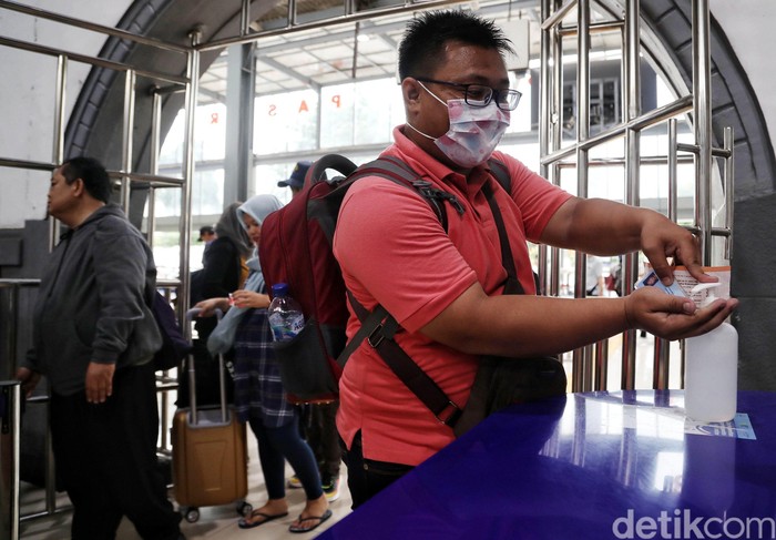 Berbagai cara dilakukan guna cegah virus corona di ruang publik. Salah satunya menyediakan fasilitas antiseptik gratis untuk penumpang di Stasiun Pasar Senen.