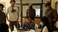 Enam orang lainnya yang dinyatakan positif virus corona disebut sebagai anggota keluarga dari si sopir bus tersebut.