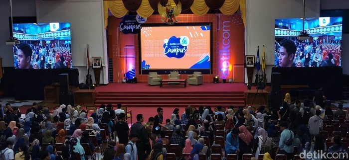 Ribuan Orang Ikuti d'Youthizen di UNS Solo Gelaran d'Youthizen rangkaian acara detikcom Goes to Campus menyapa mahasiswa Universitas Sebelas Maret (UNS) Solo hari ini. Acara ini diikuti ribuan orang.