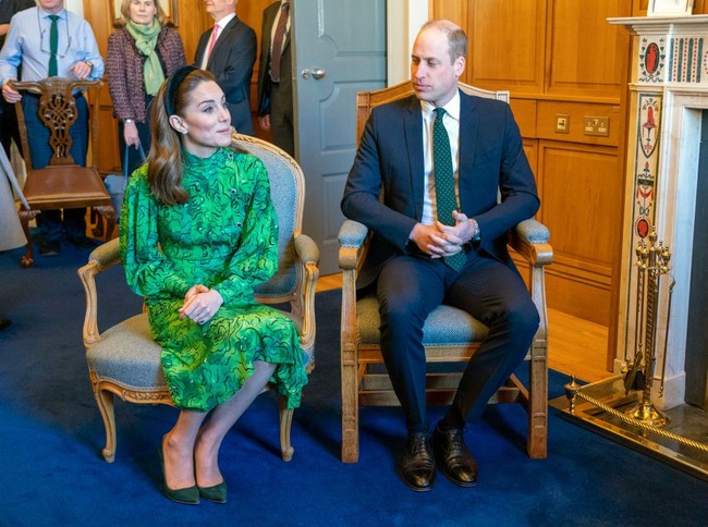 Anting berbentuk bunga Daisy terbuat dari emas putih 18 karat dengan berlian marquide pada kelopak dan berlian pave di bagian tengah. Seperti dikutip dari HELLO! Magazine, anting bernilai 17,300 pound sterling atau sekitar Rp 314 juta. Foto: Phil Noble/Getty Images