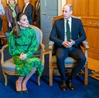 Anting berbentuk bunga Daisy terbuat dari emas putih 18 karat dengan berlian marquide pada kelopak dan berlian pave di bagian tengah. Seperti dikutip dari HELLO! Magazine, anting bernilai 17,300 pound sterling atau sekitar Rp 314 juta. Foto: Phil Noble/Getty Images