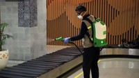 Selain menyemprotkan desinfektan, pihak bandara pun menyediakan fasilitas hand sanitizer yang ramah lingkungan dan tidak menimbulkan alergi, yang mengandung 60% alkohol dan triclosan yang dapat membunuh kuman 99,9% serta touch free -sensor otomatis (automatic dispenser) di konter check-in, ruang tunggu, nursery room, musholla, atau di lokasi-lokasi yang mengharuskan penggunaan fasilitas bersama-sama. Istimewa/Dok. Angkasa Pura I.