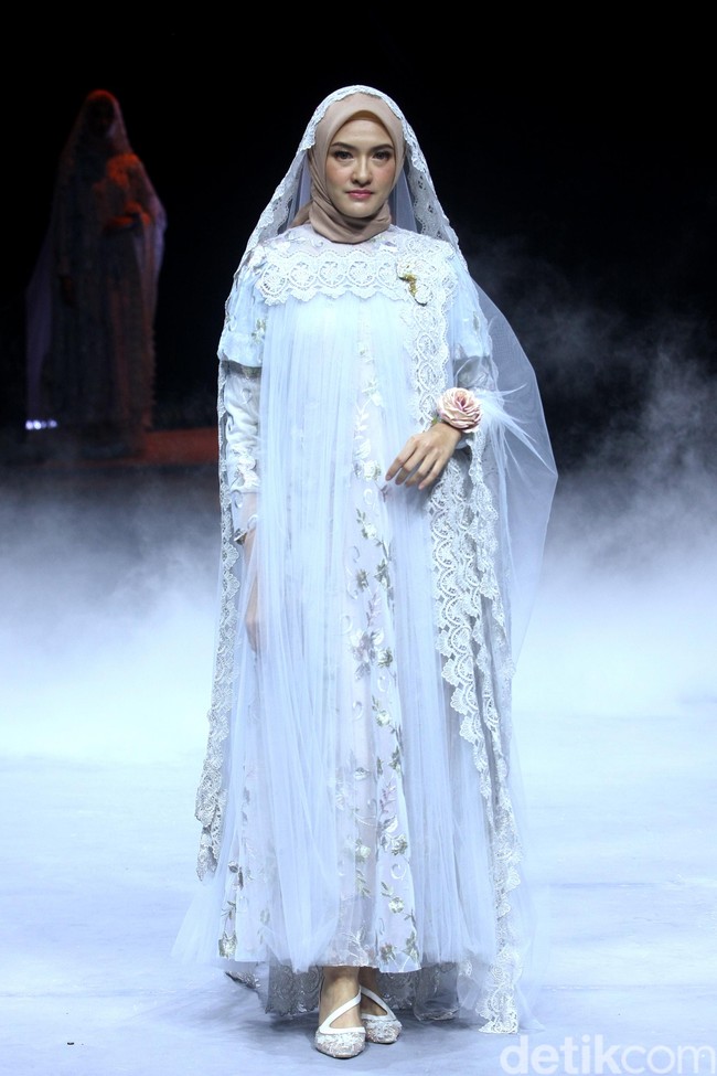 Fashion show Barli Asmara menampilkan koleksi terbaru bertajuk Neelakurinji di Muslim Fashion Festival 2020, Jakarta Convention Center, Jakarta, Sabtu [22/2/2020]. Foto: Mohammad Abduh/Wolipop.