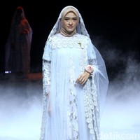 Fashion show Barli Asmara menampilkan koleksi terbaru bertajuk Neelakurinji di Muslim Fashion Festival 2020, Jakarta Convention Center, Jakarta, Sabtu [22/2/2020]. Foto: Mohammad Abduh/Wolipop.