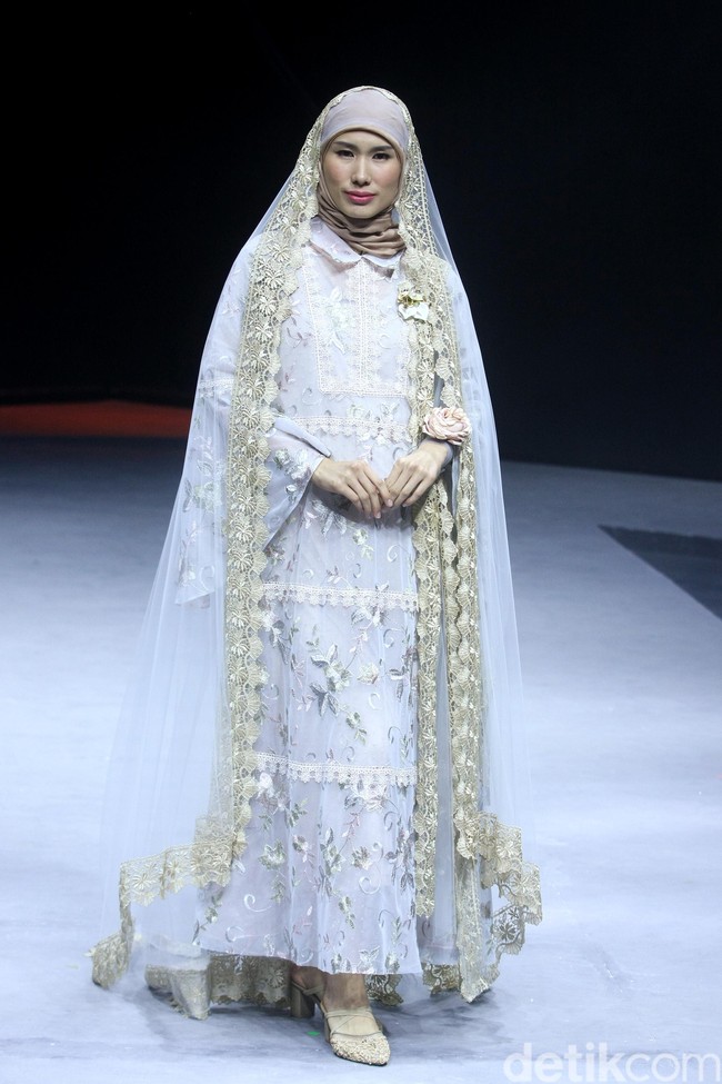 Fashion show Barli Asmara menampilkan koleksi terbaru bertajuk Neelakurinji di Muslim Fashion Festival 2020, Jakarta Convention Center, Jakarta, Sabtu [22/2/2020]. Foto: Mohammad Abduh/Wolipop.