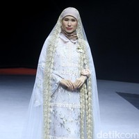 Fashion show Barli Asmara menampilkan koleksi terbaru bertajuk Neelakurinji di Muslim Fashion Festival 2020, Jakarta Convention Center, Jakarta, Sabtu [22/2/2020]. Foto: Mohammad Abduh/Wolipop.