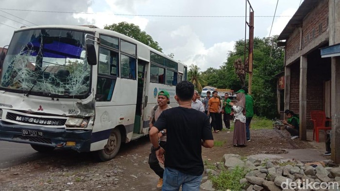 Bus yang membawa puluhan mahasiswa KKN UIN Alaluddin Makassar mengalami kecelakaan (Dok. Istimewa)