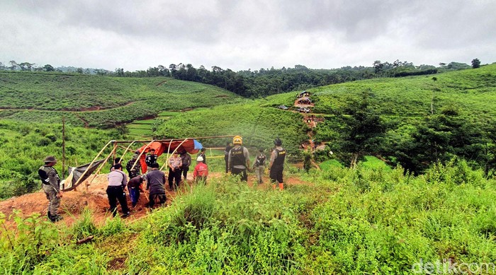 Petugas Gabungan Tutup Lubang Tambang Emas Ilegal di Sukabumi Petugas gabungan menutup belasan lubang galian emas ilegal di Kabupaten Sukabumi. Polisi juga turut amankan 8 orang yang diduga terlibat aktivitas tersebut.
