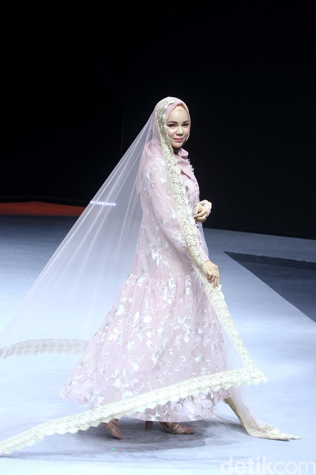 Fashion show Barli Asmara menampilkan koleksi terbaru bertajuk Neelakurinji di Muslim Fashion Festival 2020, Jakarta Convention Center, Jakarta, Sabtu [22/2/2020]. Foto: Mohammad Abduh/Wolipop.