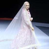 Fashion show Barli Asmara menampilkan koleksi terbaru bertajuk Neelakurinji di Muslim Fashion Festival 2020, Jakarta Convention Center, Jakarta, Sabtu [22/2/2020]. Foto: Mohammad Abduh/Wolipop.
