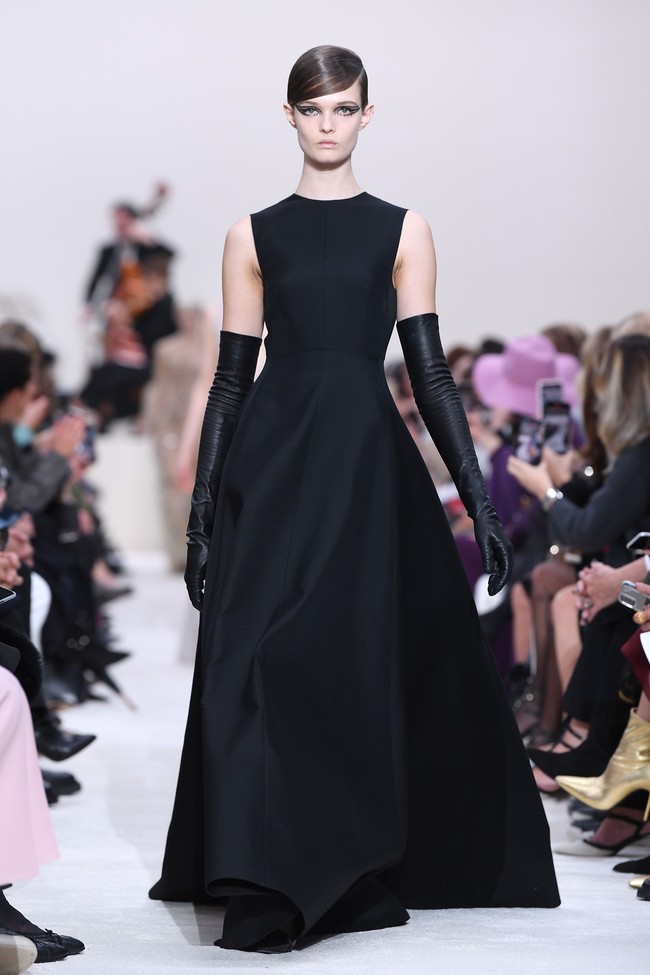 Valentino menyuguhkan koleksi busana yang didominasi warna hitam di Paris Fashion Week 2020, Paris, Prancis, Minggu [01/03/2020]. Photo by Pascal Le Segretain/Getty Images.