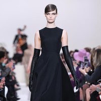 Valentino menyuguhkan koleksi busana yang didominasi warna hitam di Paris Fashion Week 2020, Paris, Prancis, Minggu [01/03/2020]. Photo by Pascal Le Segretain/Getty Images.