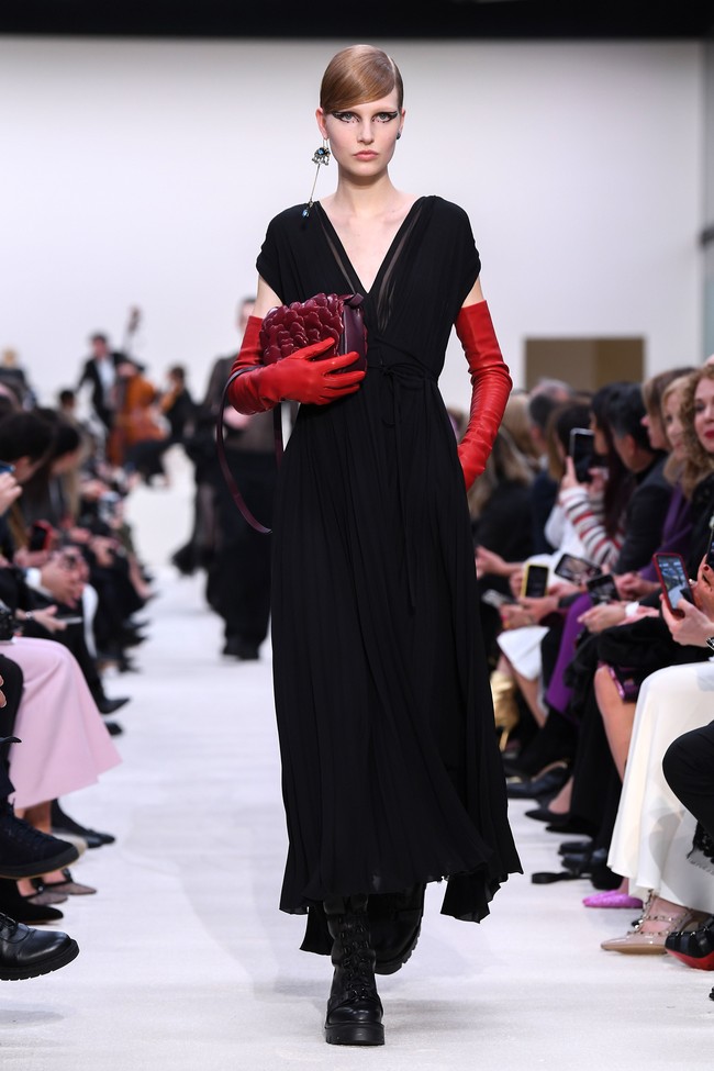Valentino menyuguhkan koleksi busana yang didominasi warna hitam di Paris Fashion Week 2020, Paris, Prancis, Minggu [01/03/2020]. Photo by Pascal Le Segretain/Getty Images.