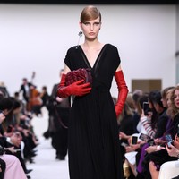 Valentino menyuguhkan koleksi busana yang didominasi warna hitam di Paris Fashion Week 2020, Paris, Prancis, Minggu [01/03/2020]. Photo by Pascal Le Segretain/Getty Images.