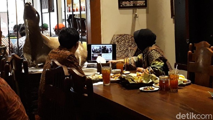 Gibran Rakabuming Raka bertemu dengan Tri Rismaharini di Solo, Rabu (4/3/2020).