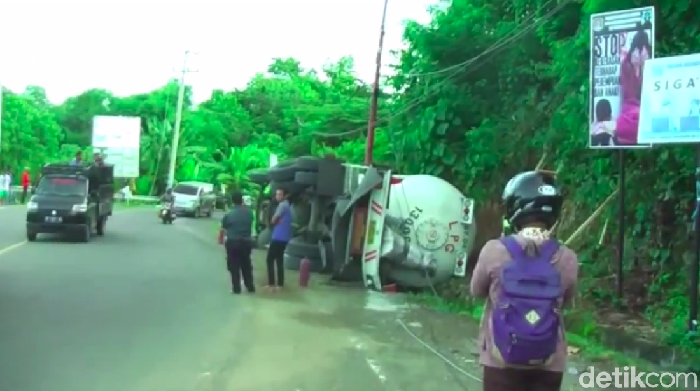 Truk LPG terguling akibat rem blong. Listrik sebagian wilayah terputus karena ada tiang listrik tertabrak (Abdy Febriady/detikcom)