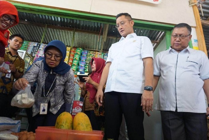 Menteri Sosial Juliari P Batubara meluncurkan program bantuan sembako di Kabupaten Bengkulu Utara. Mensos mengatakan pemerintah menambah bantuan program sembako.