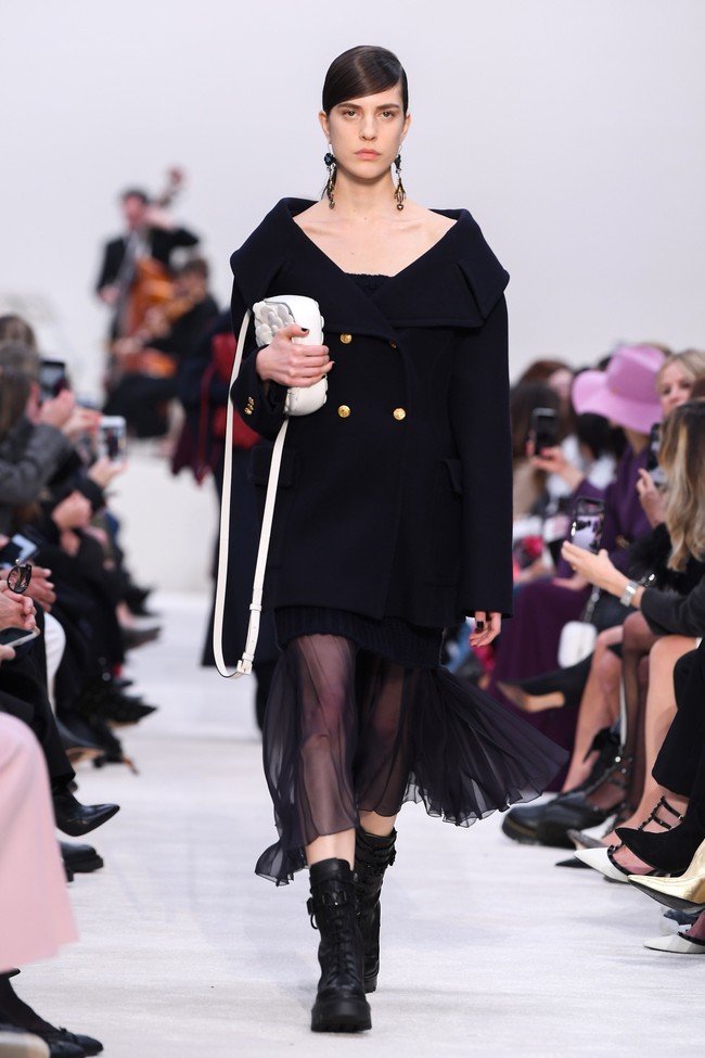 Valentino menyuguhkan koleksi busana yang didominasi warna hitam di Paris Fashion Week 2020, Paris, Prancis, Minggu [01/03/2020]. Photo by Pascal Le Segretain/Getty Images.
