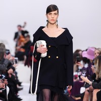 Valentino menyuguhkan koleksi busana yang didominasi warna hitam di Paris Fashion Week 2020, Paris, Prancis, Minggu [01/03/2020]. Photo by Pascal Le Segretain/Getty Images.
