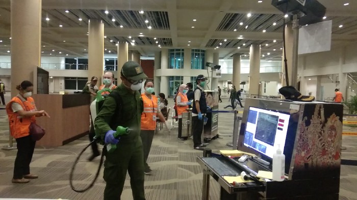 Petugas Semprot Desinfektan Bandara Bali