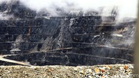 Bamsoet mengatakan dirinya juga turun ke perut bumi dengan kedalaman 1.760 meter di bawah permukaan tanah. Ia turut menelusuri terowongan sejauh 700 km.