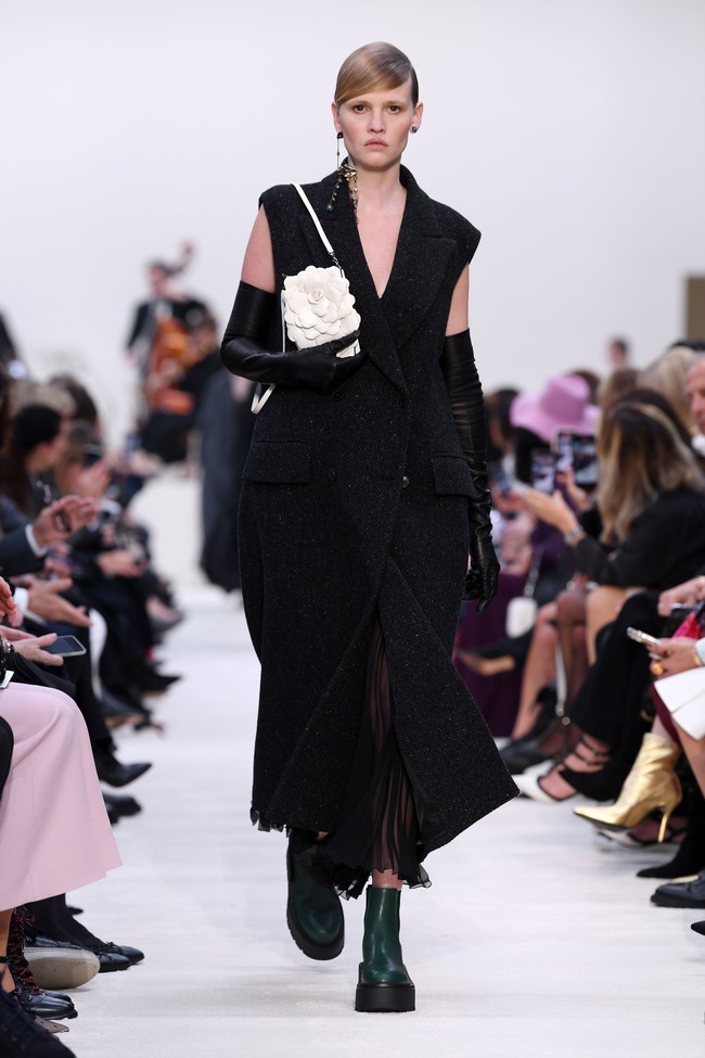 Valentino menyuguhkan koleksi busana yang didominasi warna hitam di Paris Fashion Week 2020, Paris, Prancis, Minggu [01/03/2020]. Photo by Pascal Le Segretain/Getty Images.