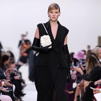 Valentino menyuguhkan koleksi busana yang didominasi warna hitam di Paris Fashion Week 2020, Paris, Prancis, Minggu [01/03/2020]. Photo by Pascal Le Segretain/Getty Images.