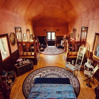 Bagian dalam dari bangunan unik ini masih memiliki desain unik abad ke 20 dengan beberapa sentuhan tambahan seperti troli minuman, set catur, dan ember sampanye kecil serta tempat tidur kanopi bertirai merah dan bathub. Foto: Instagram Lucy The Elephant