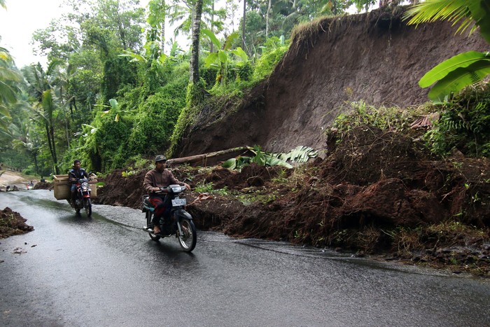 Tanah longsor melanda kawasan Kluncing, Banyuwangi, Jatim. Longsor itu diketahui terjadi imbas hujan deras yang mengguyur wilayah tersebut beberapa waktu lalu.
