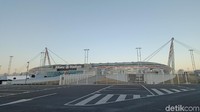 Kalau sudah sampai Turin, para Juventini wajib mampir ke Allianz Stadium, kandang Juventus di pinggir kota. Sayang lagi tutup karena masalah virus Corona, semoga cepat reda ya! (Fitraya/detikcom)