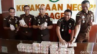 Tumpukan uang tunai pecahan seratus ribuan itu dipamerkan di aula kantor Kejari Sragen.