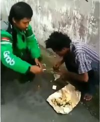 Banjir Pujian! Driver Ojol Beri Makanan Orang Gangguan Jiwa