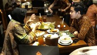 Gibran memang sebelumnya pernah mengaku berencana menemui Risma untuk belajar mengenai tata kota. Belum sempat ke Surabaya, mereka justru bertemu di Solo.