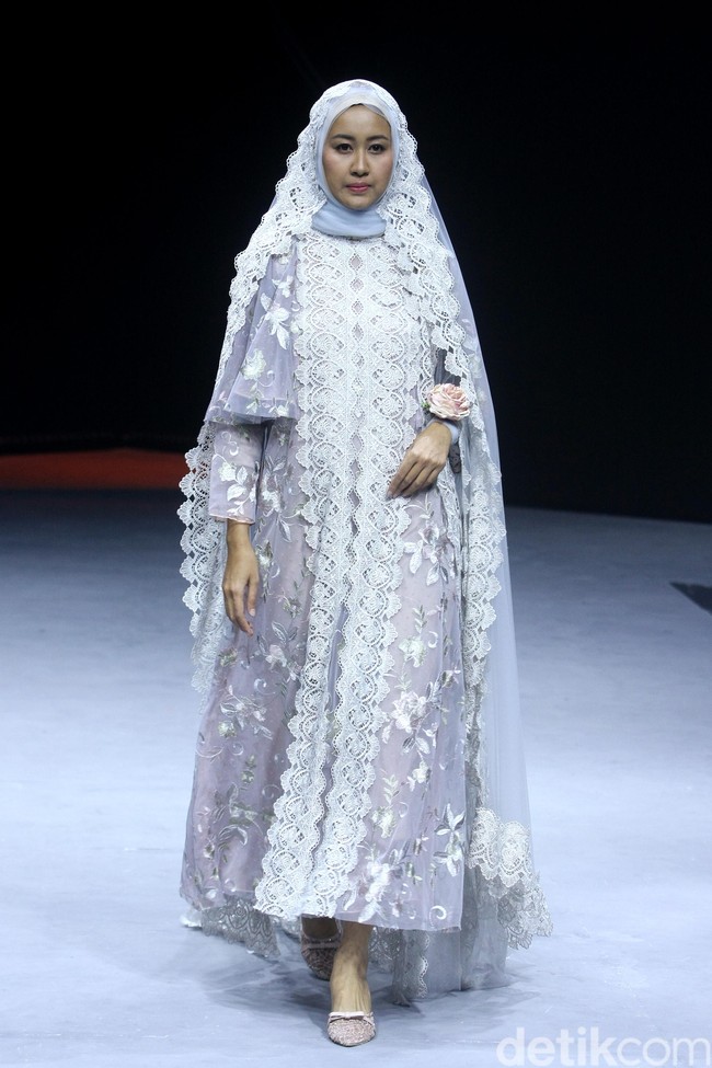 Fashion show Barli Asmara menampilkan koleksi terbaru bertajuk Neelakurinji di Muslim Fashion Festival 2020, Jakarta Convention Center, Jakarta, Sabtu [22/2/2020]. Foto: Mohammad Abduh/Wolipop.