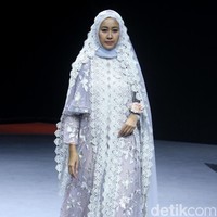 Fashion show Barli Asmara menampilkan koleksi terbaru bertajuk Neelakurinji di Muslim Fashion Festival 2020, Jakarta Convention Center, Jakarta, Sabtu [22/2/2020]. Foto: Mohammad Abduh/Wolipop.