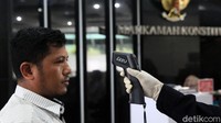 Tak hanya pengunjung, para pegawai Mahkamah Konstitusi pun turut diperiksa suhu tubuhnya guna mengantisipasi penyebaran virus corona.