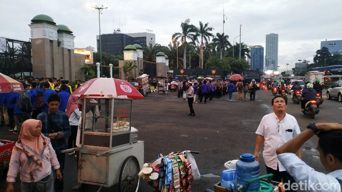 Massa mahasiswa yang demo tolak omnibus law di DPR membubarkan diri.