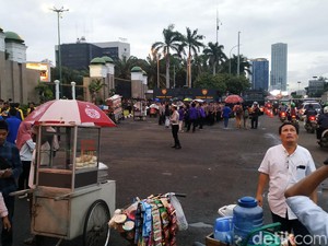 Mahasiswa Demo Tolak Omnibus Law di Depan DPR Bubar, Lalin Lancar
