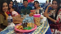 Ini juga momen kala Alvi Ananta manggung untuk mengisi sebuah acara pernikahan. Sebelum manggung ia menyantap suguhan kue-kue tradisonal. Foto: Instagram @alviananta0204_