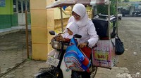 Untuk perlengkapan ala anak sekolah ini, Lia bermodal sepatu, jam tangan, dan tas kecil. Selebihnya, dia mendapat dari adik, keponakan, hingga meminjam milik anaknya ketika tidak dipakai.