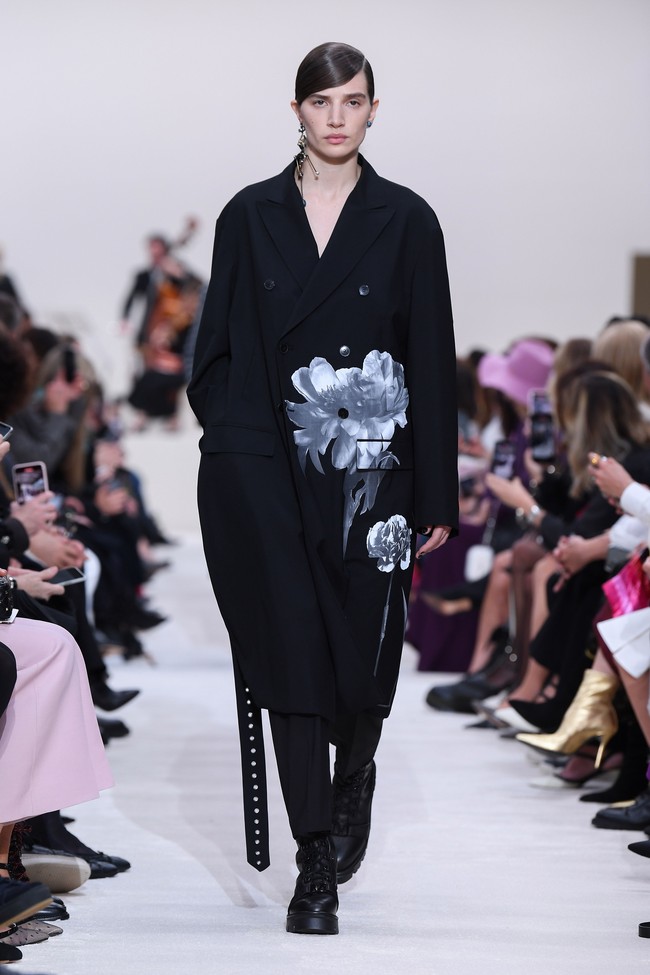 Valentino menyuguhkan koleksi busana yang didominasi warna hitam di Paris Fashion Week 2020, Paris, Prancis, Minggu [01/03/2020]. Photo by Pascal Le Segretain/Getty Images.