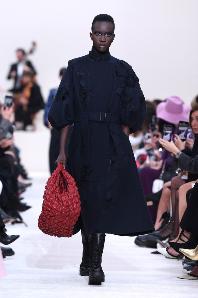 Valentino menyuguhkan koleksi busana yang didominasi warna hitam di Paris Fashion Week 2020, Paris, Prancis, Minggu [01/03/2020]. Photo by Pascal Le Segretain/Getty Images.