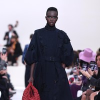 Valentino menyuguhkan koleksi busana yang didominasi warna hitam di Paris Fashion Week 2020, Paris, Prancis, Minggu [01/03/2020]. Photo by Pascal Le Segretain/Getty Images.