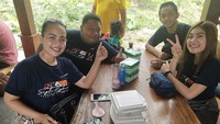 Nah kalau yang satu ini, Alvi Ananta tengah makan bersama di sebuah restoran berkonsep lesehan bersama dengan teman-temannya. Tampak kompak dengan pakaian serba hitam. Foto: Instagram @alviananta0204_