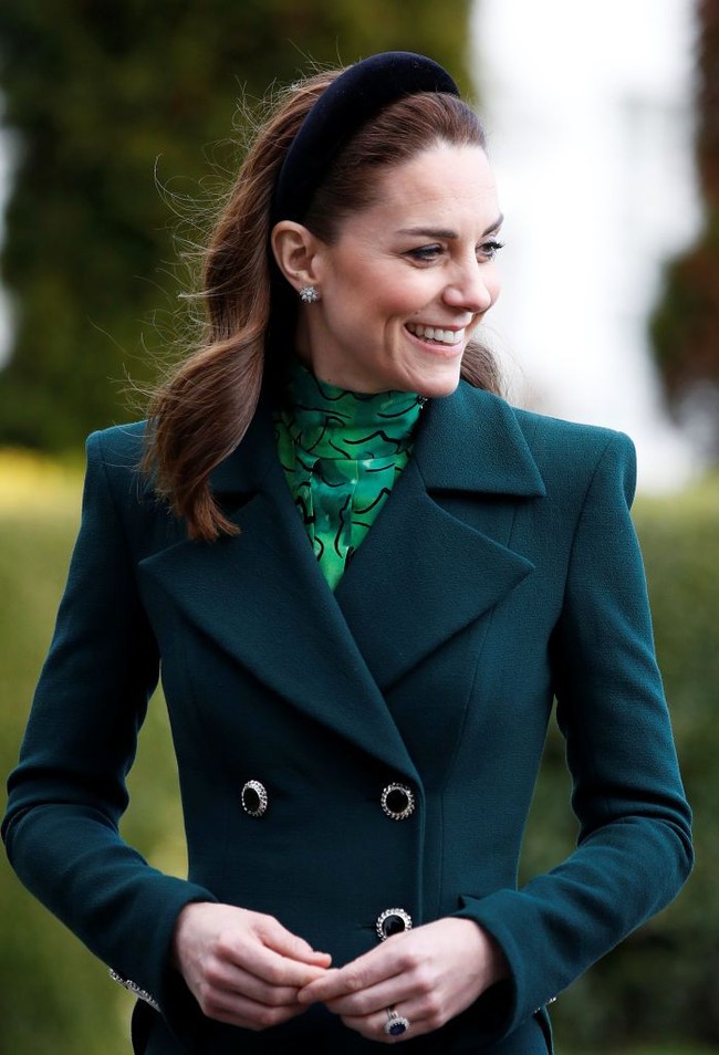 Sepasang anting berbentuk bunga ini keluaran dari brand perhiasan favorit Kate Middleton, Asprey, dari seri Daisy Heritage. Foto: Getty Images