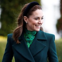 Sepasang anting berbentuk bunga ini keluaran dari brand perhiasan favorit Kate Middleton, Asprey, dari seri Daisy Heritage. Foto: Getty Images