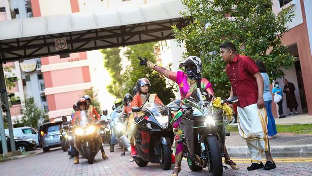 Rombongan pengantin wanita di Singapura konvoi naik moge
